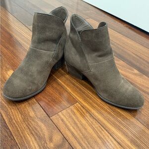 Me Too Elegant Brown Suede Ankle Boots